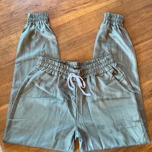 Polyester jogger with cargo pockets